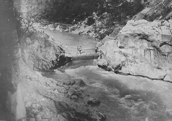 Pont de bois sur l'Isonzo. Les conditions de combat sont particulièrement difficiles pour les Italiens.
